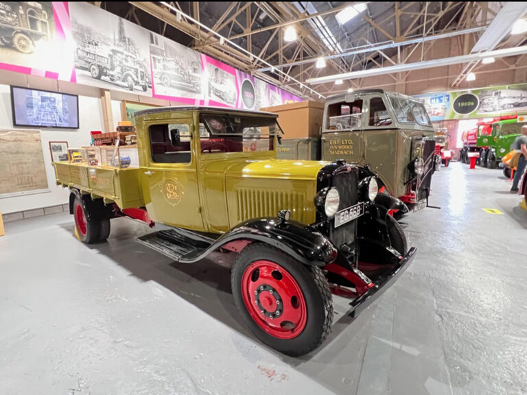 YELLOW-TRUCK, LEYLAND< OUT&ABOUT